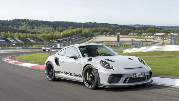 Porsche 911 GT3 RS (991.2) in Kreide auf der Nürburgring-Grand-Prix-Strecke